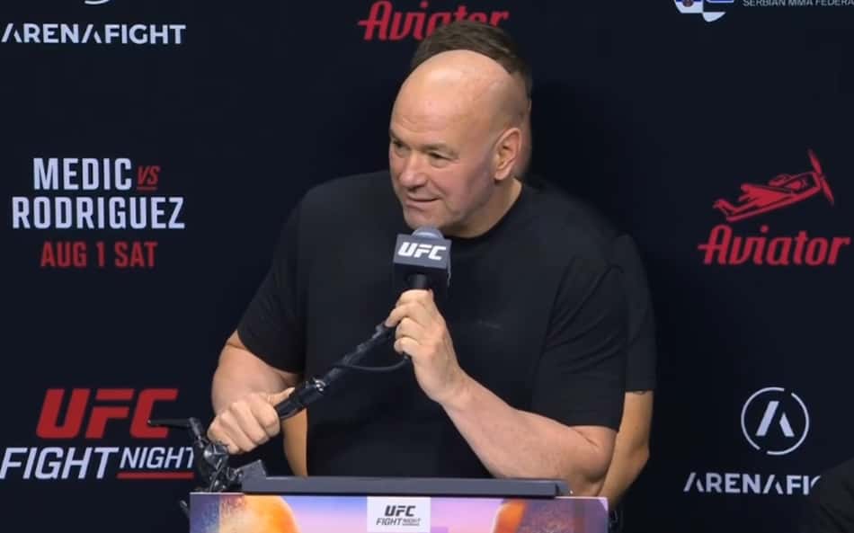 Dana White fala ao microfone em coletiva do UFC Belgrado