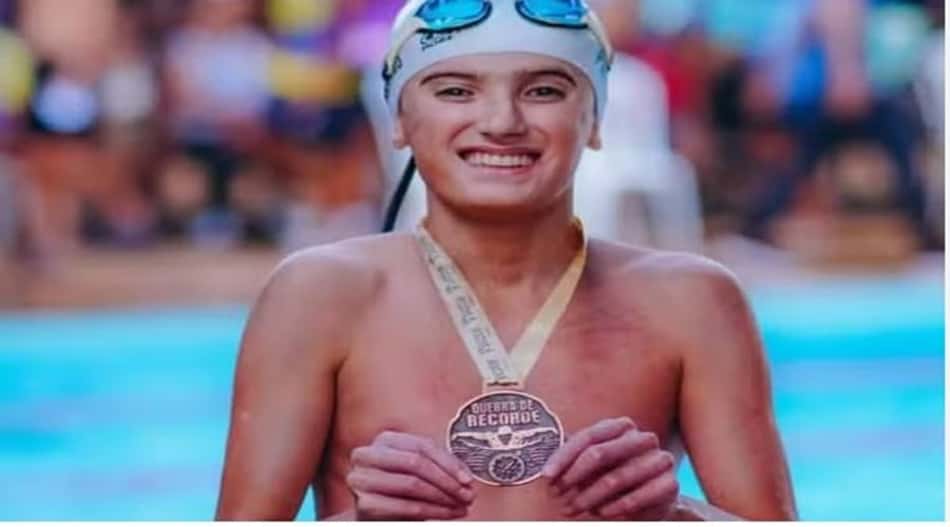 Davi Scariot Pantaleão Neto posa com medalha de competição de natação