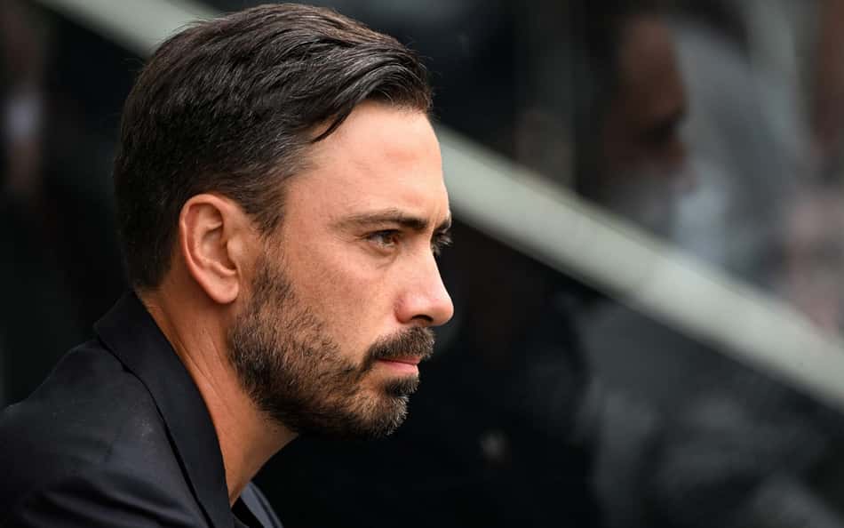 O técnico italiano do Lille, Davide Ancelotti, observa durante a partida do Campeonato Francês (L1) entre Angers SCO e LOSC Lille no Estádio Raymond Kopa em Angers, oeste da França, em 23 de agosto de 2026