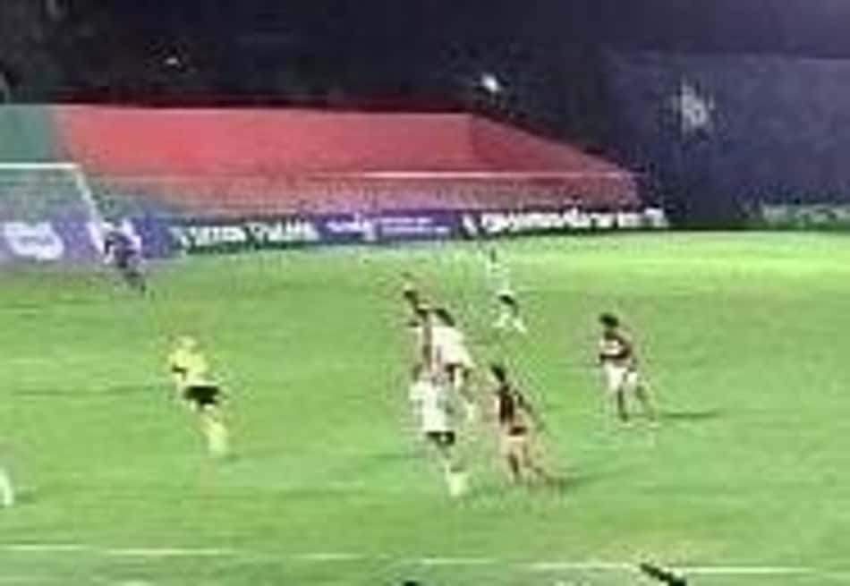 Em estádio com obra, Day Rodriguez acompanha jogo entre Flamengo e Corinthians