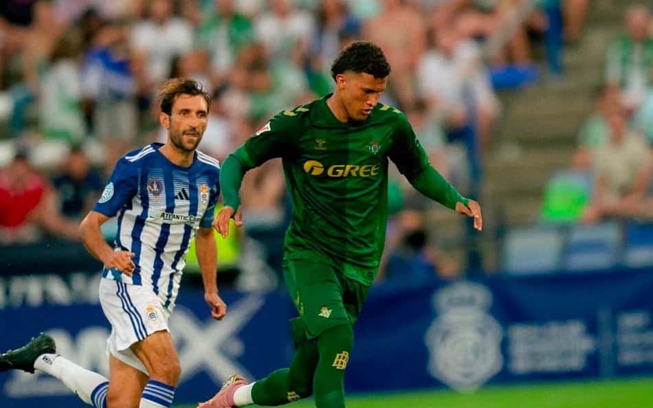 Nelson Deossa em campo pelo Real Bétis no amistoso contra o Real Oviedo