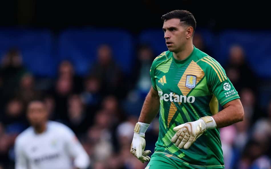 Dibu Martínez em ação pelo Aston Villa