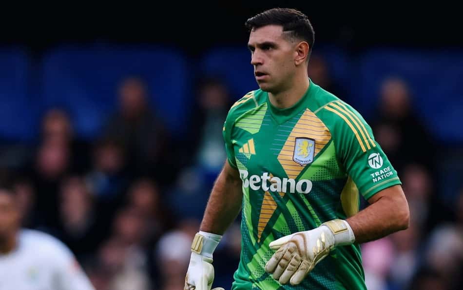 Dibu Martínez em ação pelo Aston Villa