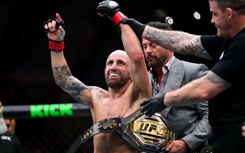 Alexander Volkanovski comemora vitória por cinturão no UFC 325