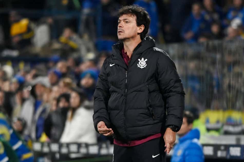 Fernando Diniz, técnico do Corinthians, durante partida contra o Rosario Central, pela Libertadores, em Rosário, na Argentina