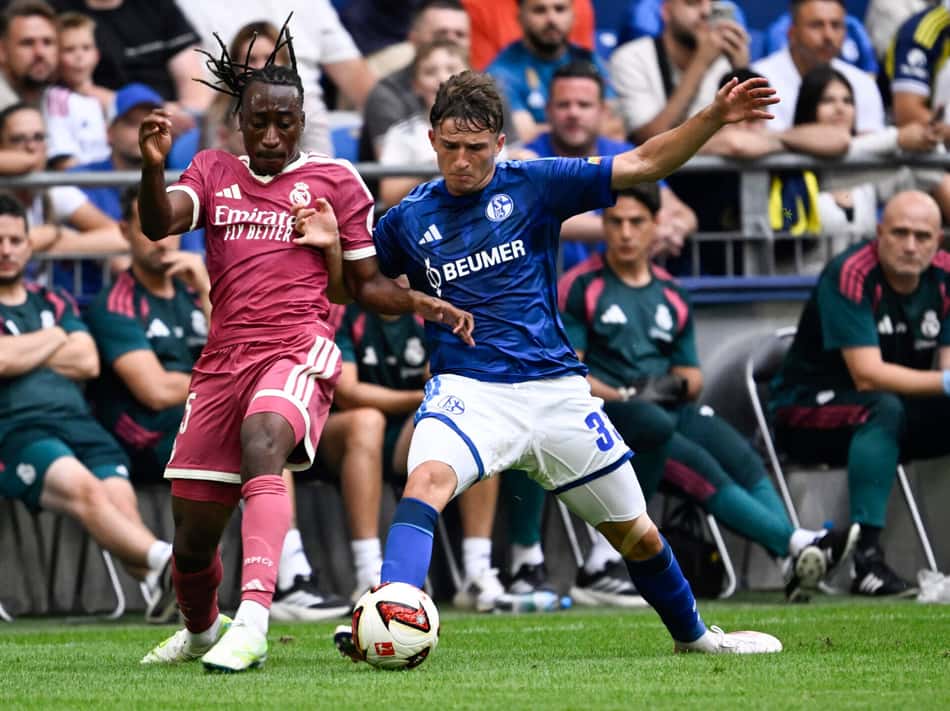 O atacante marfinense do Real Madrid, número 25, Yan Diomande, domina a bola durante o amistoso de pré-temporada entre o FC Schalke 04 e o Real Madrid em Gelsenkirchen, oeste da Alemanha