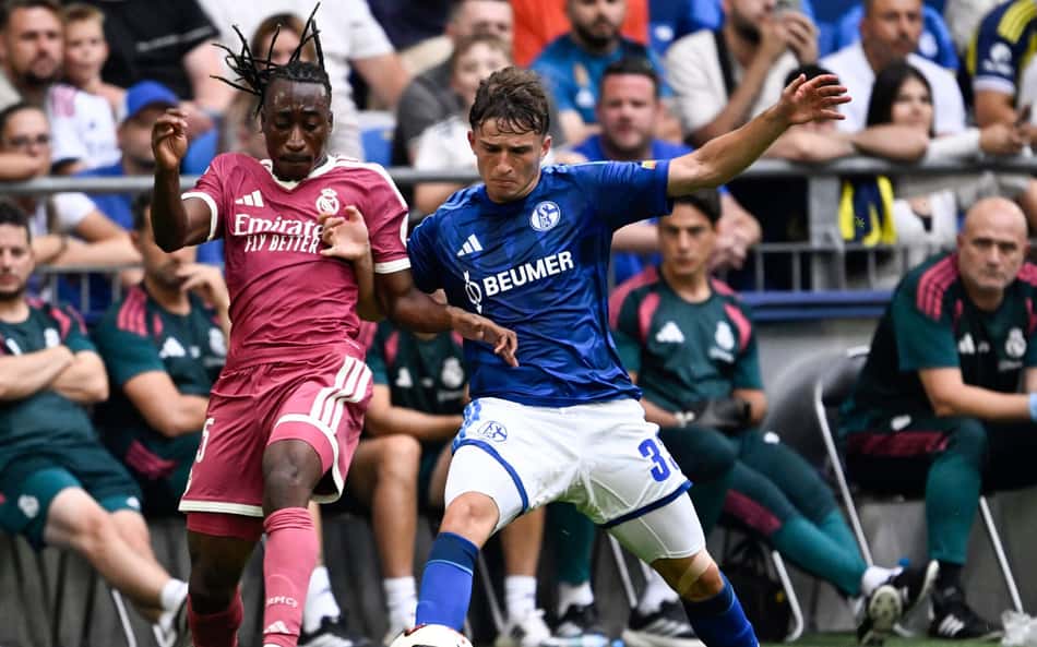O atacante marfinense do Real Madrid, número 25, Yan Diomande, domina a bola durante o amistoso de pré-temporada entre o FC Schalke 04 e o Real Madrid em Gelsenkirchen, oeste da Alemanha