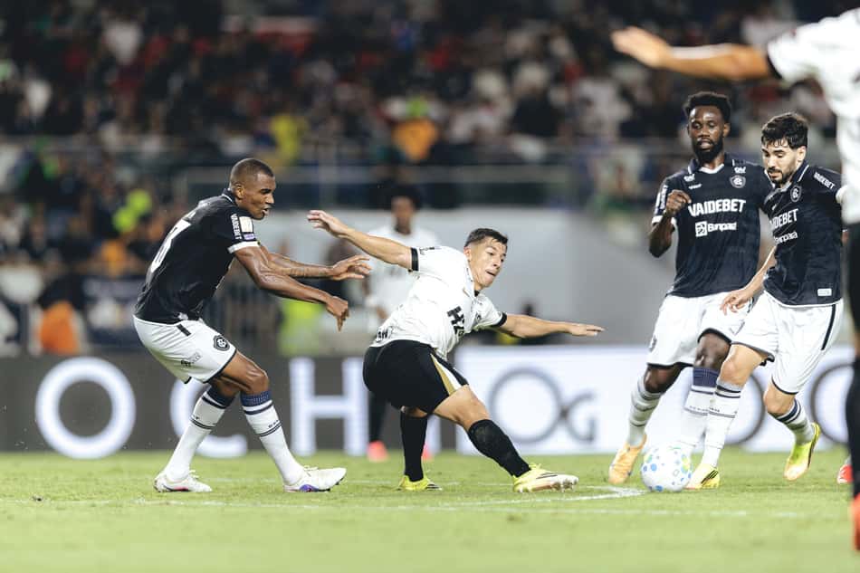 Disputa em Atlético x Remo (Foto: Pedro Souza / Atlético)