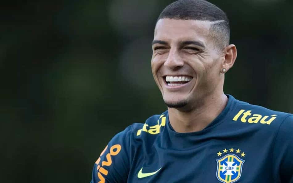 Vasco monitora situação de Diego Carlos e pode avançar pelo zagueiro