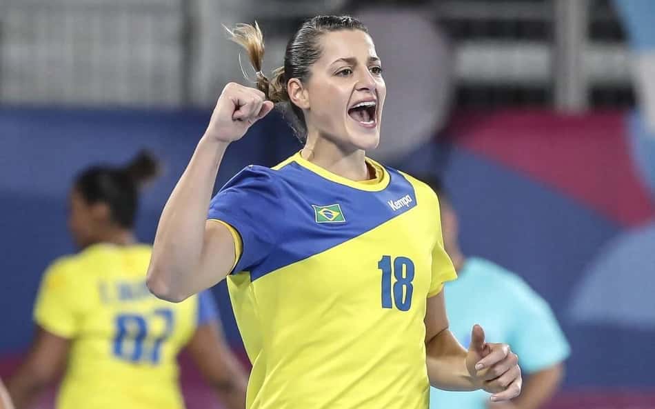 Duda Amorim cerra o punho em comemoração de jogo da Seleção Brasileira de handebol
