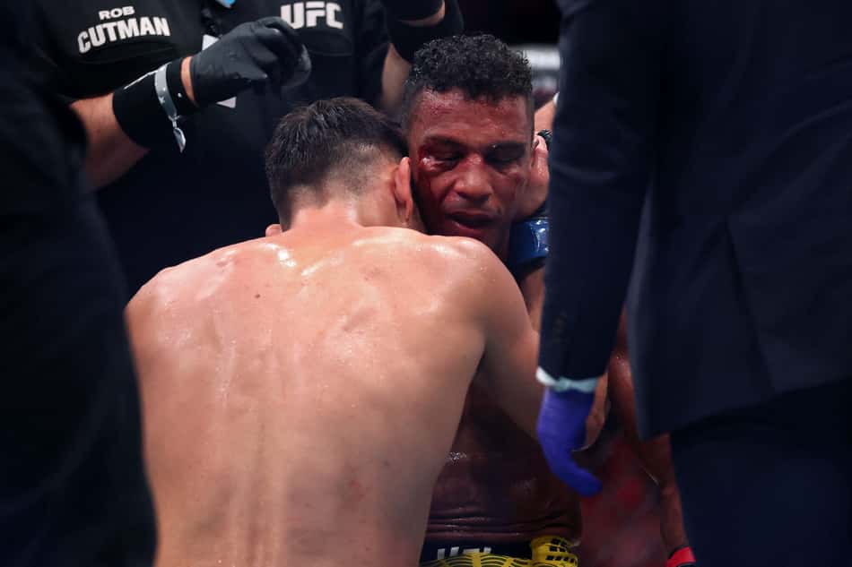 Edson Barboza é consolado por Esteban Ribovics após derrota no UFC 330