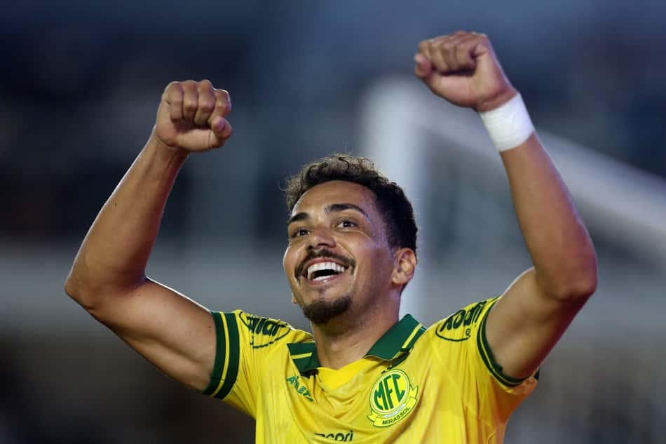 Eduardo comemora seu gol no jogo do Mirassol contra o Santos pelo Brasileirão