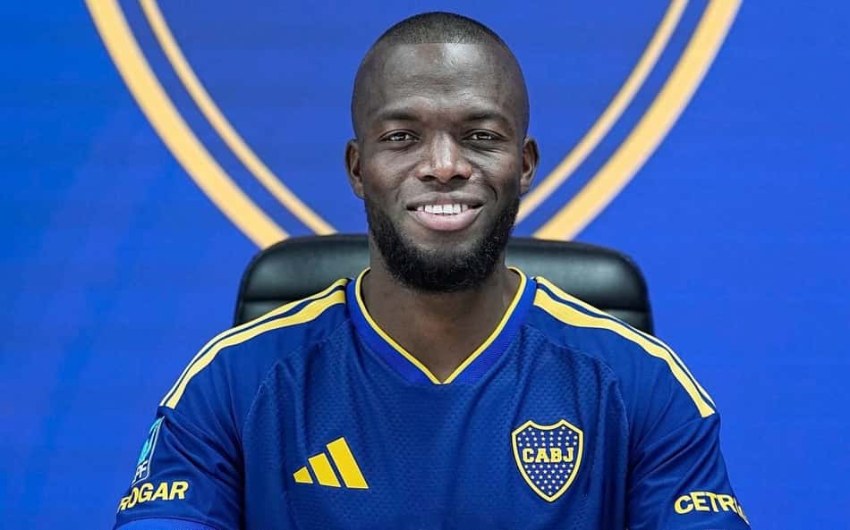 Enner Valencia com a camisa do Boca Juniors no momento da assinatura do contrato