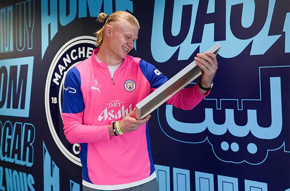 Erling Haaland exibe um dos certificados do Guinness World Records