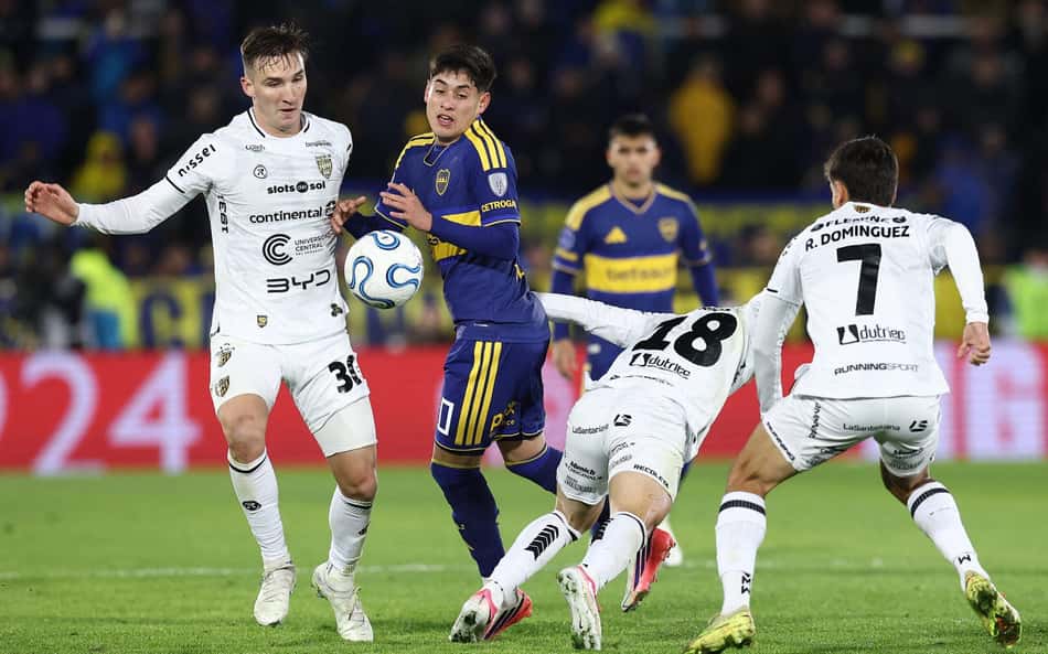 Jogador do Boca é marcado por três adversários