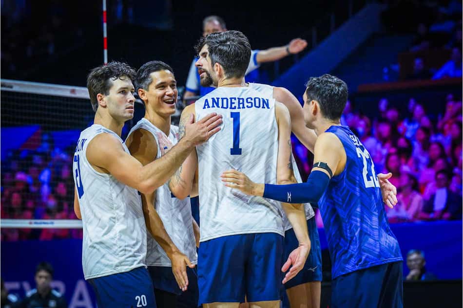 Jogadores de vôlei dos Estados Unidos comemoram ponto sobre o Japão na semifinal da VNL 2026