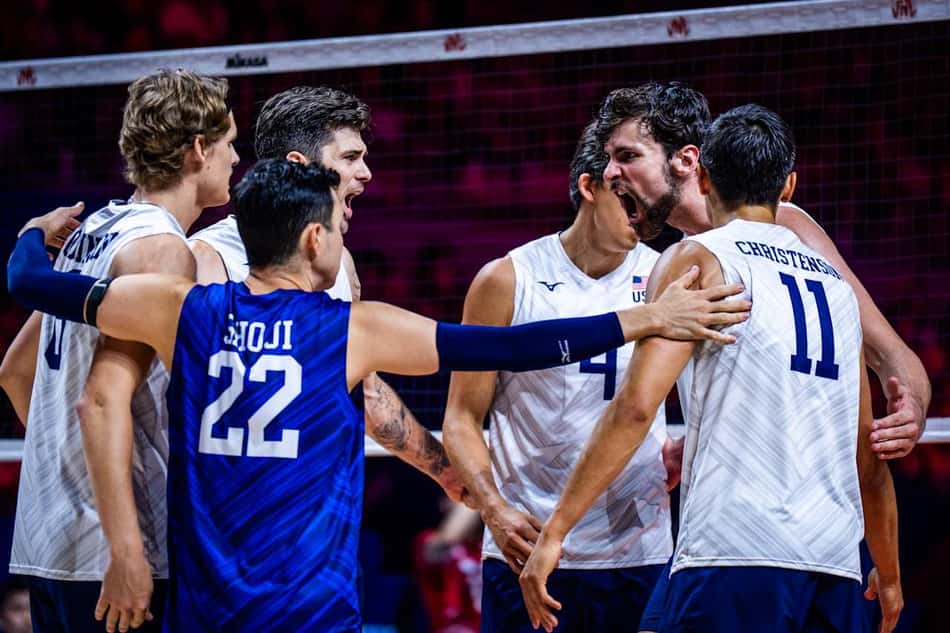 Jogadores da seleção dos Estados Unidos comemoram ponto sobre o Japão na semifinal da VNL masculina