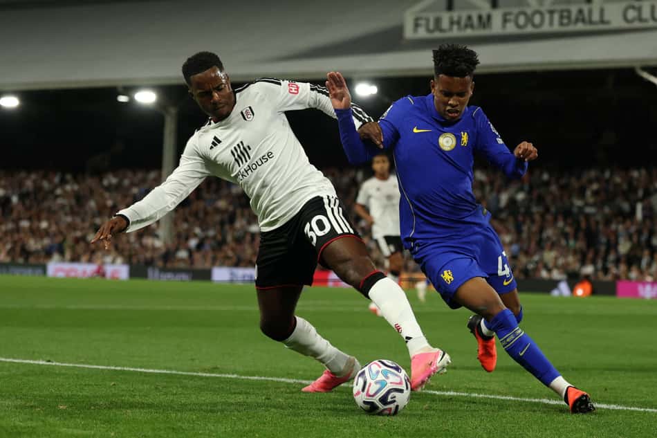  meio-campista inglês do Fulham, nº 30 Ryan Sessegnon (E), disputa a bola com o meio-campista brasileiro do Chelsea, nº 41 Estevão (D), durante a partida do Campeonato Inglês entre Fulham e Chelsea no Craven Cottage, em Londres, em 24 de agosto de 2026