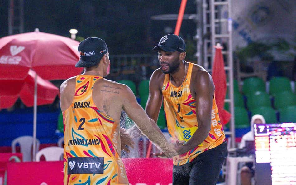 Evandro e Arthur Lanci se cumprimentam em comemoração de ponto no Elite 16 de vôlei de praia em Copacabana