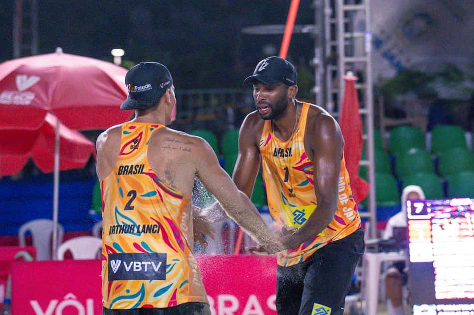 Evandro e Arthur Lanci se cumprimentam em comemoração de ponto no Elite 16 de vôlei de praia em Copacabana 