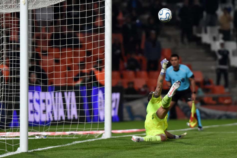 Fábio defende pênalti pelo Fluminense contra o Independiente Rivadavia