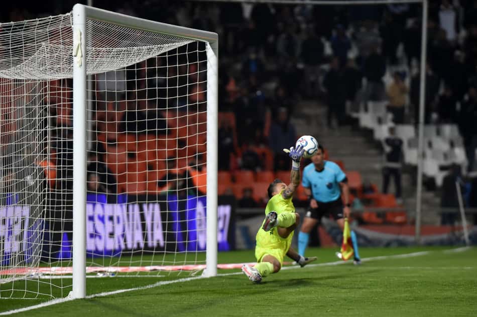 Fábio defende pênalti pelo Fluminense contra o Independiente Rivadavia