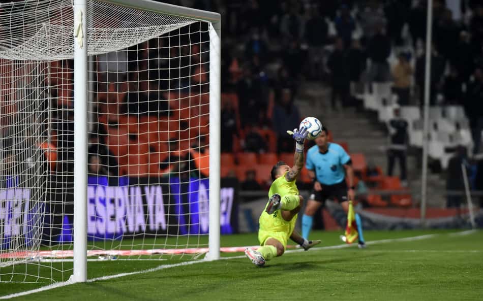 Fábio defende pênalti pelo Fluminense contra o Independiente Rivadavia