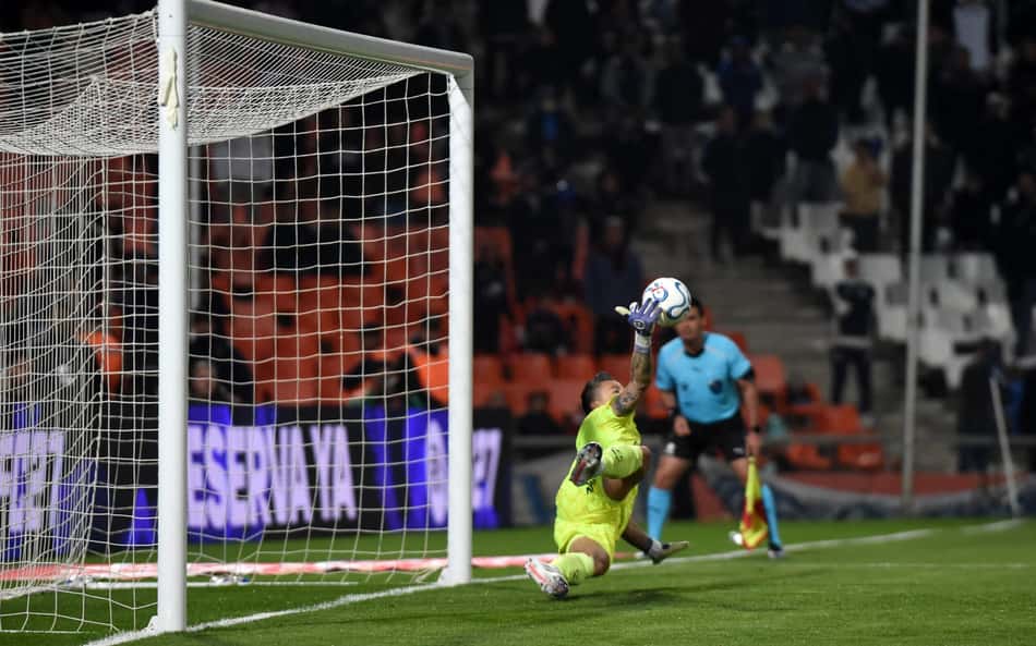 Fábio defende pênalti pelo Fluminense contra o Independiente Rivadavia