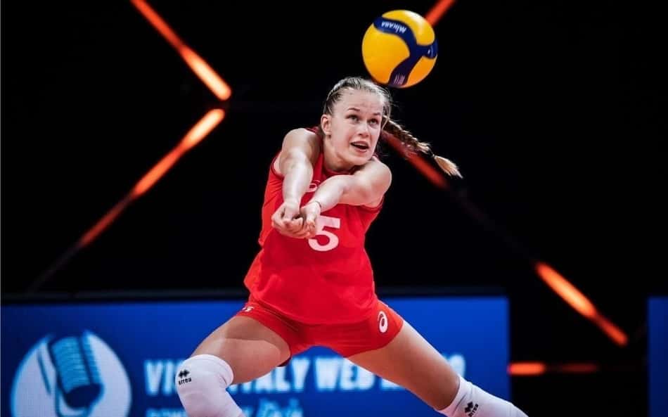 De regata vermelha, Arina Fedorovtseva realiza manchete em jogo pela seleção russa de vôlei feminino