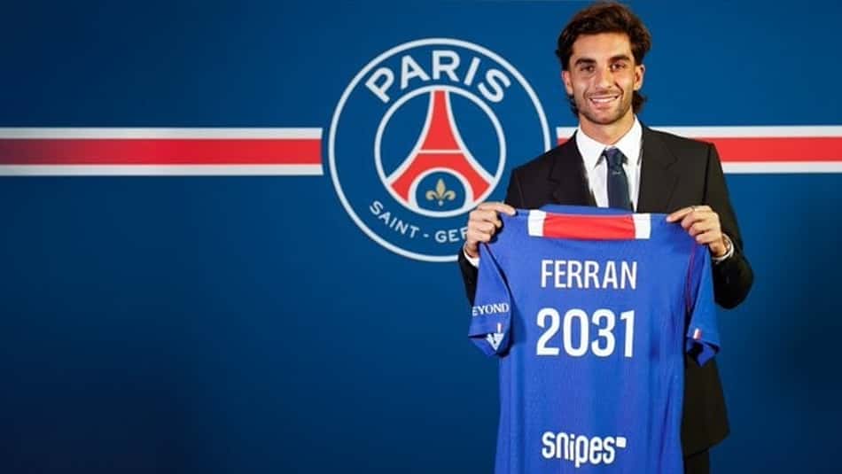 Ferran Torres foi anunciado oficialmente pelo PSG neste sábado
