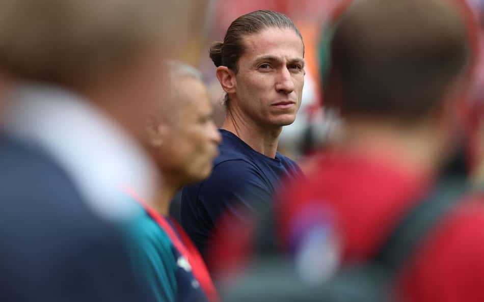 O técnico brasileiro do Monaco, Filipe Luís, observa o jogo antes da partida amistosa de pré-temporada entre Liverpool e Monaco em Anfield, Liverpool, noroeste da Inglaterra, em 9 de agosto de 2026.