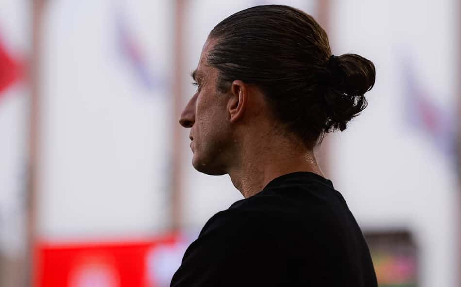 O técnico Filipe Luís comanda o Monaco na vitória por 4 a 1 e assegura vaga na fase de liga da Conference League