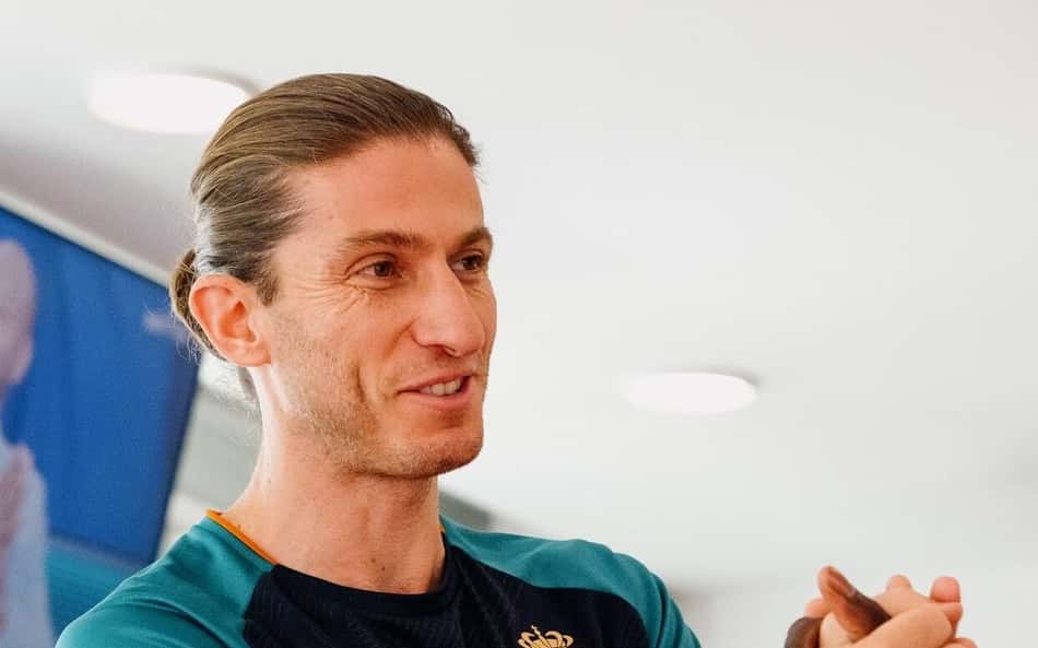 Ex-técnico do Flamengo, Filipe Luís com a camisa do Monaco apertando a mão durante CT