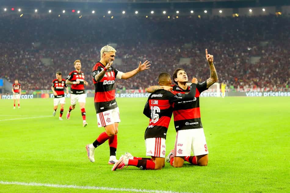 Jogadores do Flamengo comemoram gol no jogo contra o Cruzeiro pela Libertadores