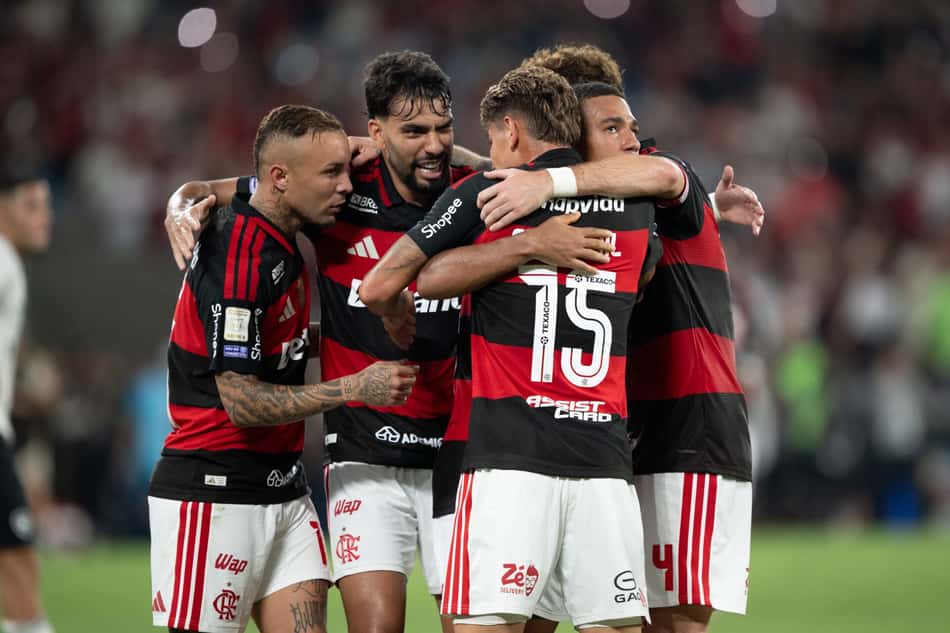 Joagdores do Flamengo comemoram o gol de Carrascal sobre o Botafogo