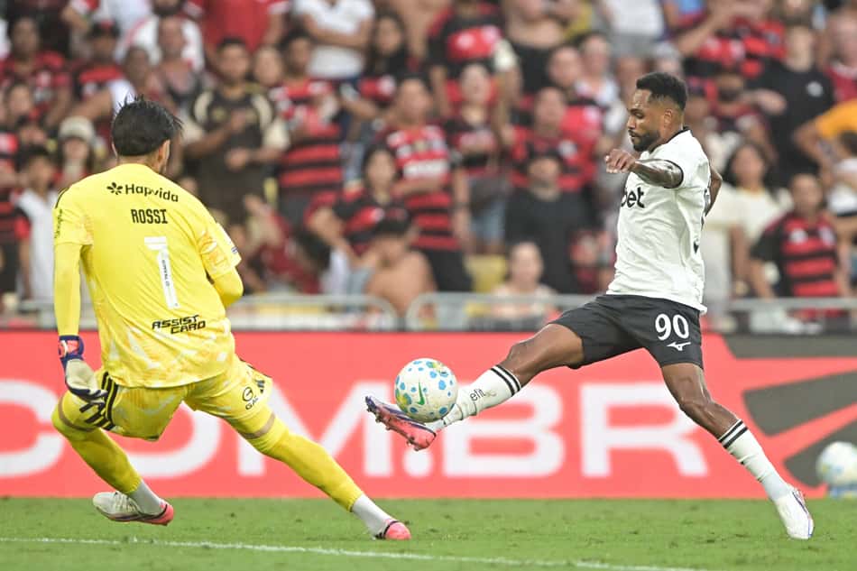 Danilo Pereira em ação em Flamengo x Botafogo pelo Brasileirão