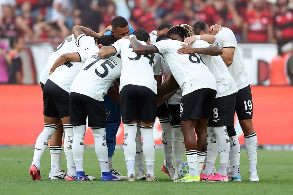 Time do Botafogo reunido antes de partida contra o Flamengo