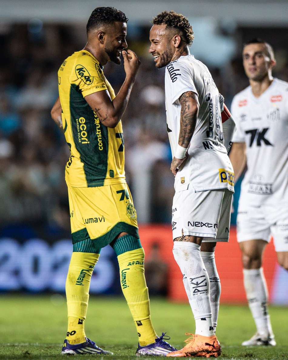 Reinaldo e Neymar em duelo entre Santos e Mirassol, em 2025. (Foto: Pedro Zacchi)