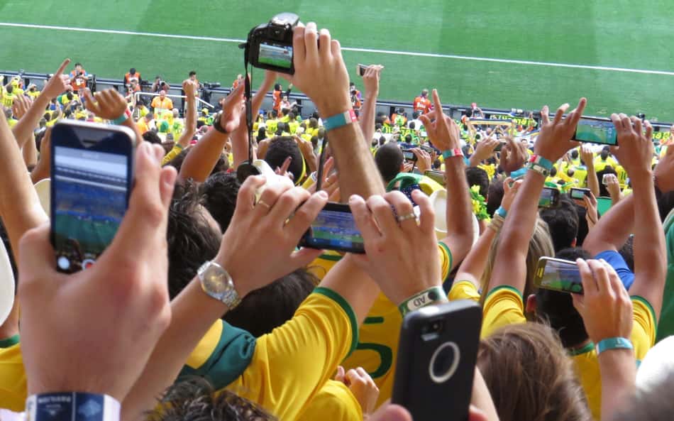 Torcedores tiram fotos com celulares durante a vitória da Seleção Brasileira contra a Croácia, pela Copa do Mundo de 2014