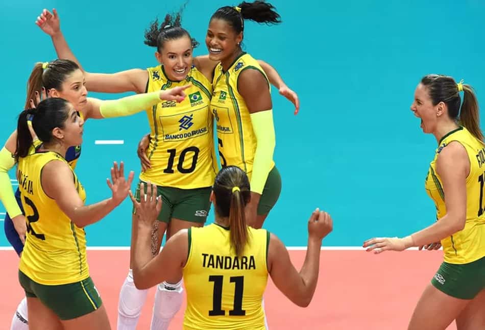 Gabi Guimarães coemora ponto com a Seleção Brasileira feminina de vôlei no Mundial da Itália de 2024
