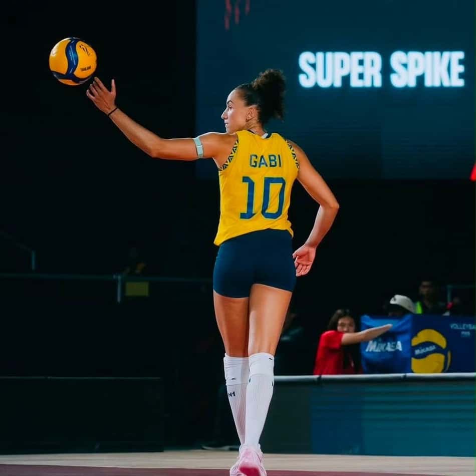 Gabi Guimarães estica o braço para pegar a bola para sacar em jogo da Seleção Brasileira feminina de vôlei