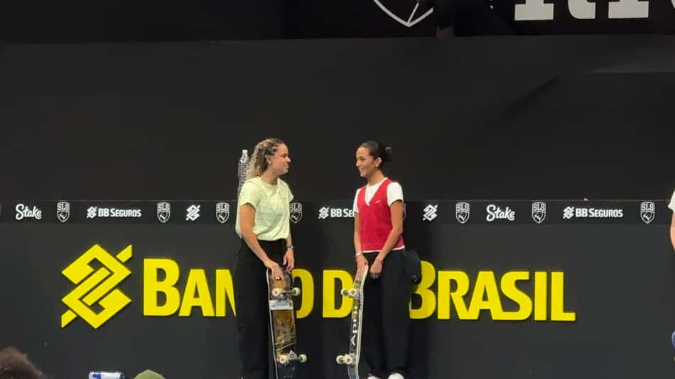 As skatistas Gabi Mazetto e Rayssa Leal conversam antes da disputa do SLS Rio
