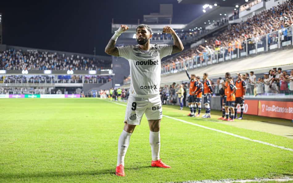 Gabigol comemora gol com a camisa do Santos.