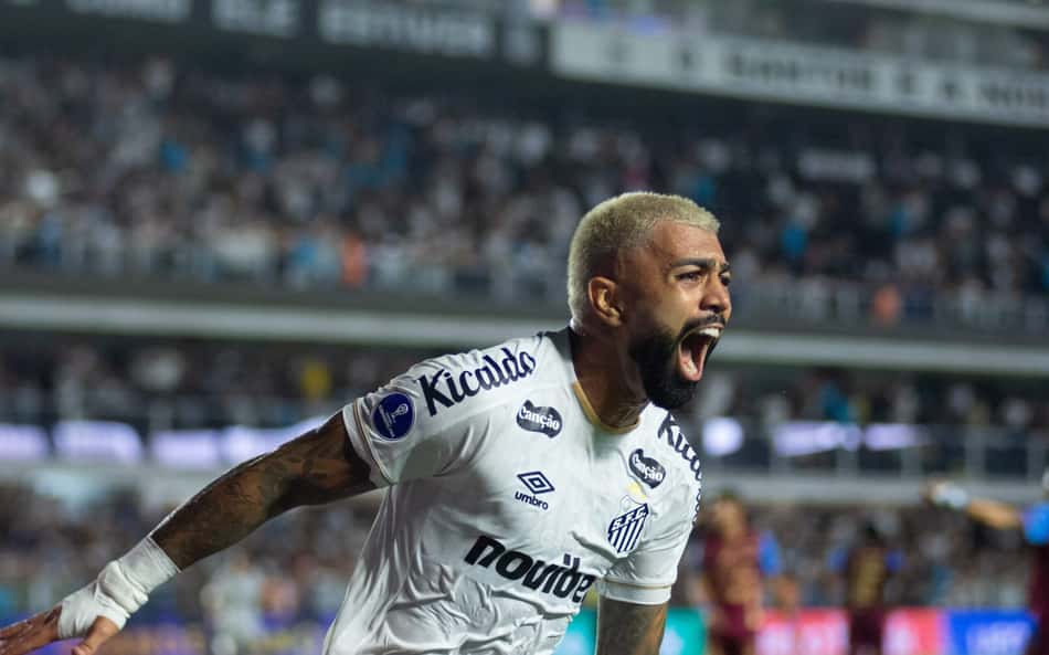 Gabriel Barbosa marca o gol de número 100 pelo Santos. (Foto: Carlos Torres/Agencia Enquadrar/Folhapress)