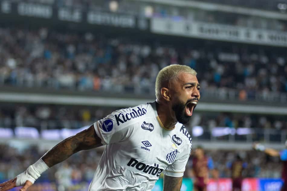 Gabriel Barbosa marca o gol de número 100 pelo Santos. (Foto: Carlos Torres/Agencia Enquadrar/Folhapress)