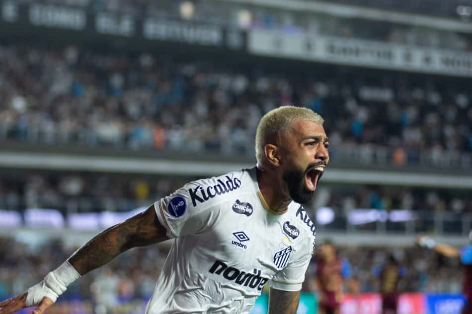 Gabigol comemora gol em Santos x Macará pela Sul-Americana