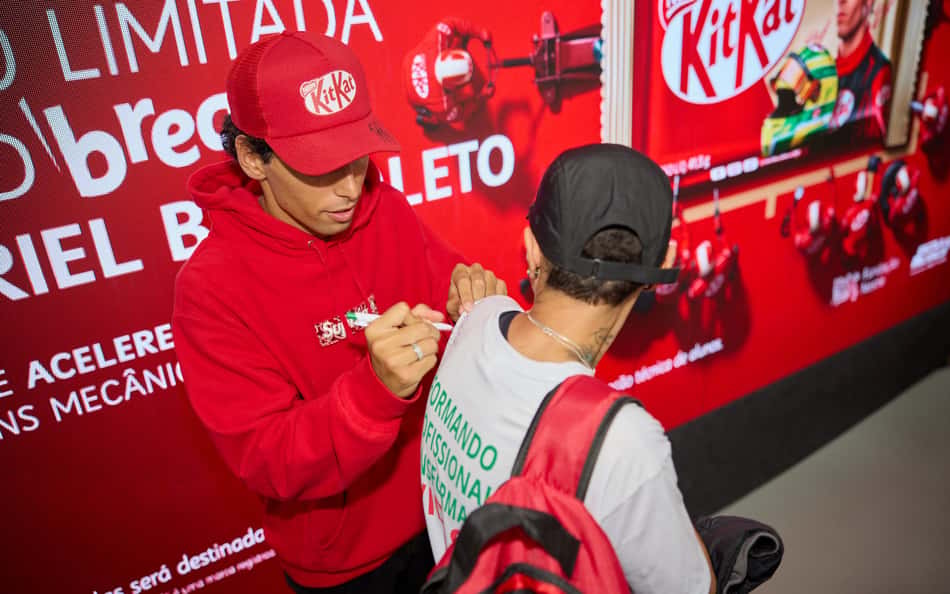 Gabriel Bortoleto participou de evento de lançamento de edição limitada de KitKat