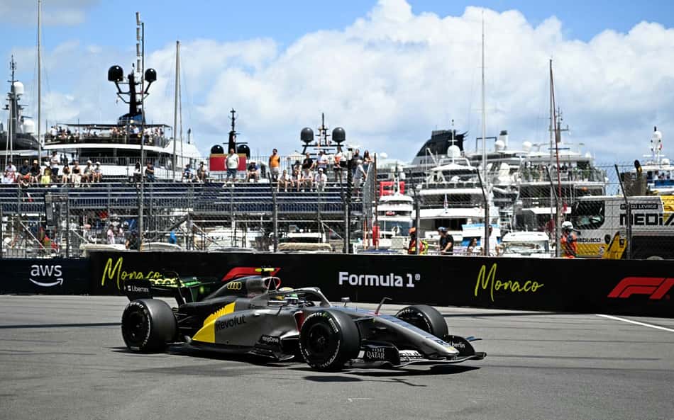 Gabriel Bortoleto em ação na classificação do GP de Mônaco na F1 2026 (Foto: Gabriel BOUYS / AFP)