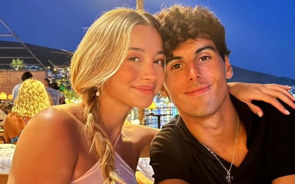 À esquerda, Isabella Bernardini posa para foto com o namorado Gabriel Bortoleto, à direita, piloto de Fórmula 1