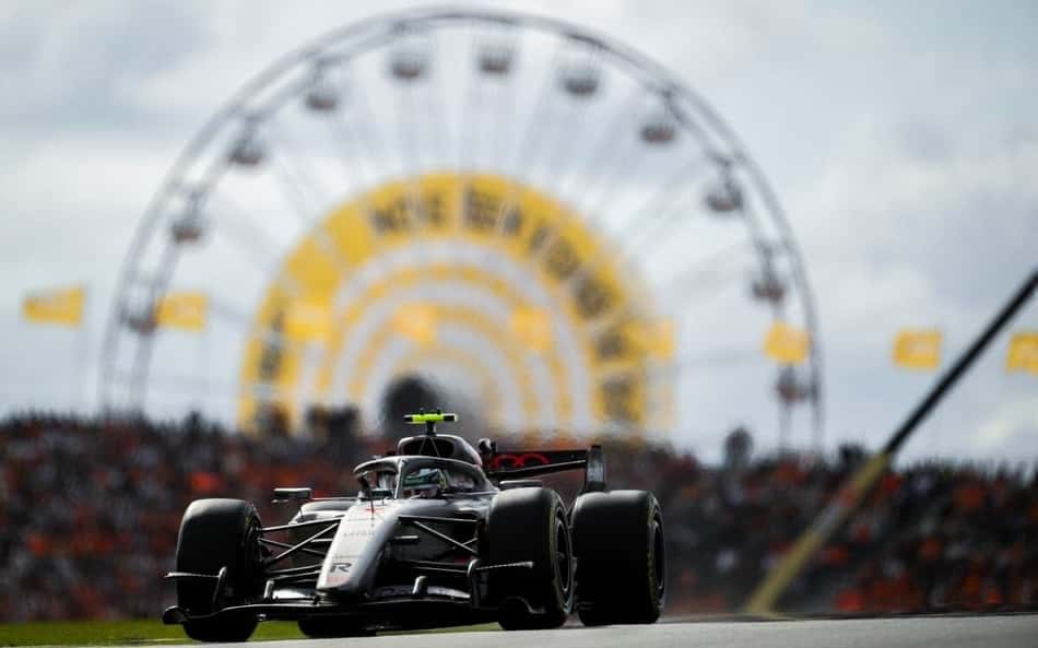 Gabriel Bortoleto no carro da Audi com uma roda gigante ao fundo no GP da Holanda de F1